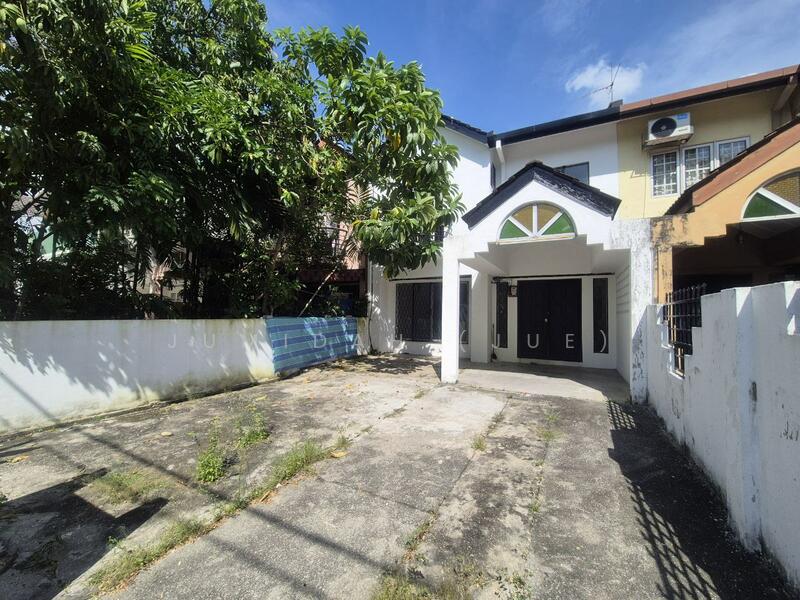Facing Playground 2 Storey House Intermediate , PJS 10 Taman Subang Indah Petaling Jaya For Sale.