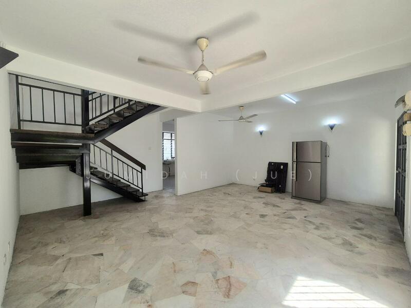 Facing Playground 2 Storey House Intermediate , PJS 10 Taman Subang Indah Petaling Jaya For Sale.