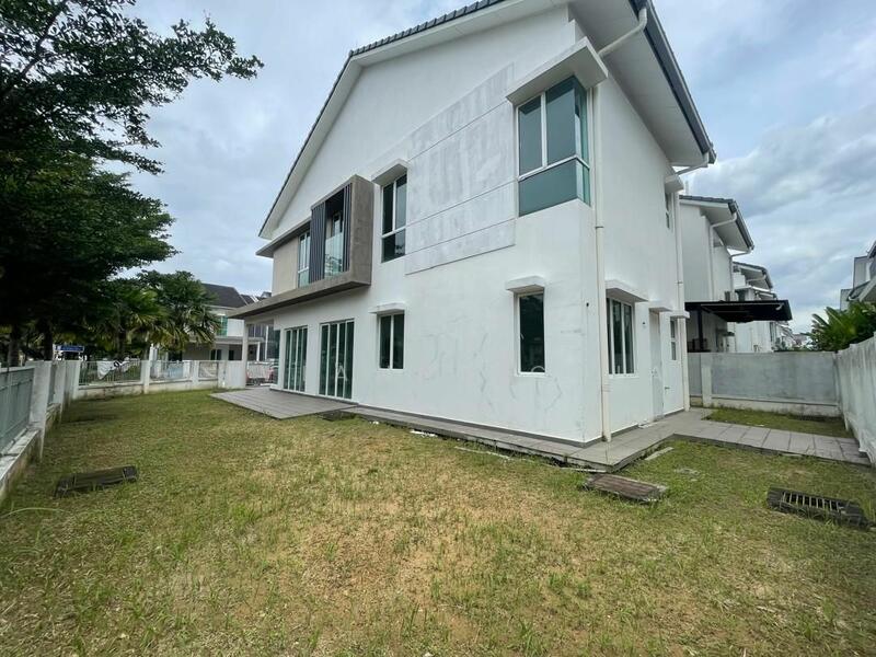 For Sale - Semi-Detached House at d'Laman Greenville