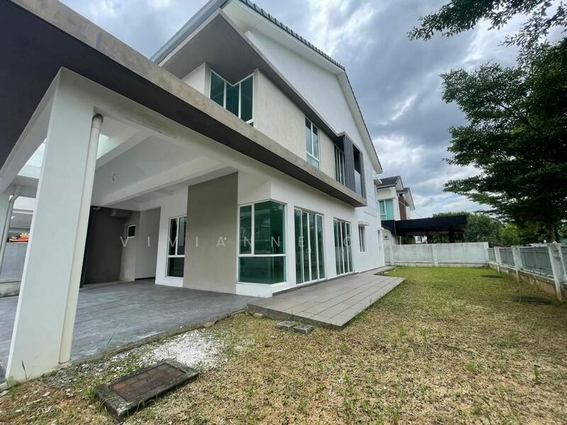 For Sale - Semi-Detached House at d'Laman Greenville