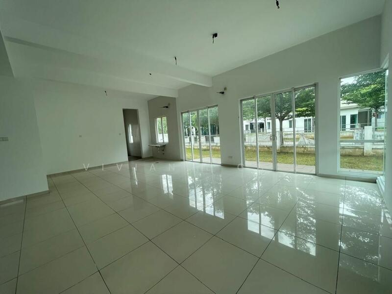 For Sale - Semi-Detached House at d'Laman Greenville