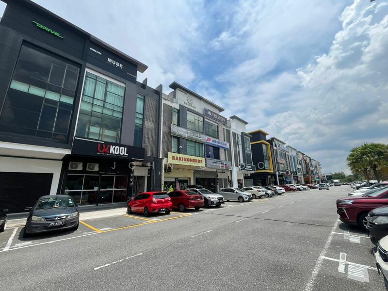 Untuk Dijual - Taman Setia Tropik @ Jalan Setia Tropika 3-Storey Shoplot For Sale