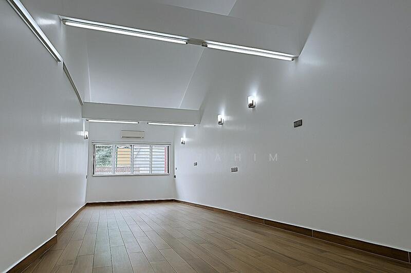 Untuk Dijual - Fully Renovated 1 and a half Storey Ss3