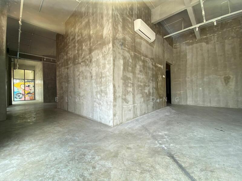 For Rent - Busy road, park 15 cars - Showroom, spa, gallery