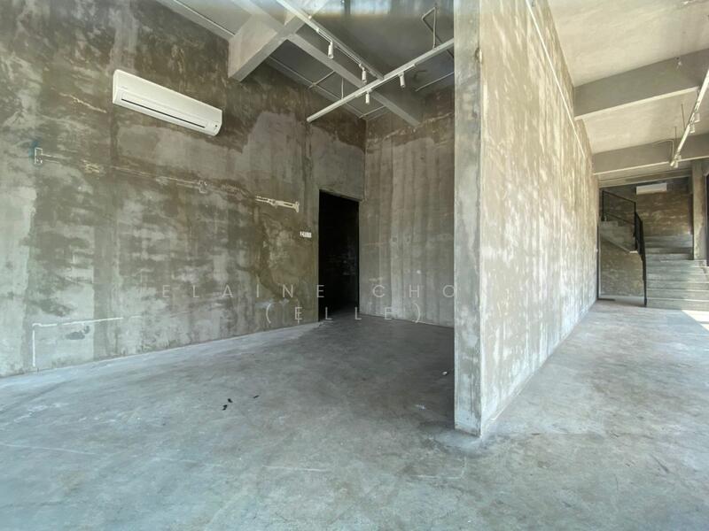 For Rent - Busy road, park 15 cars - Showroom, spa, gallery