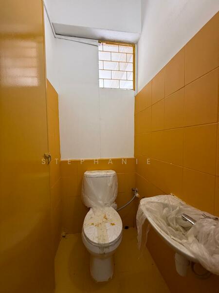 For Rent - Shoplot Office Mezzanine & 1st Floor Basic Unit Painted Jalan Ipoh