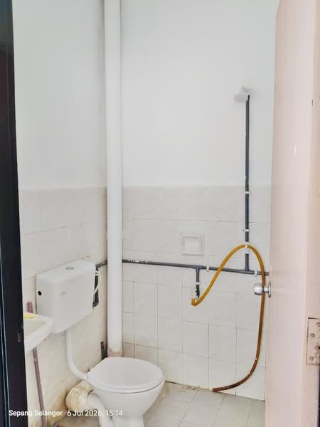 Flat for Sale at Taman Dahlia (Bandar Baru Salak Tinggi) - Erin Yusof - Bathroom - PropertyGuru.com.my