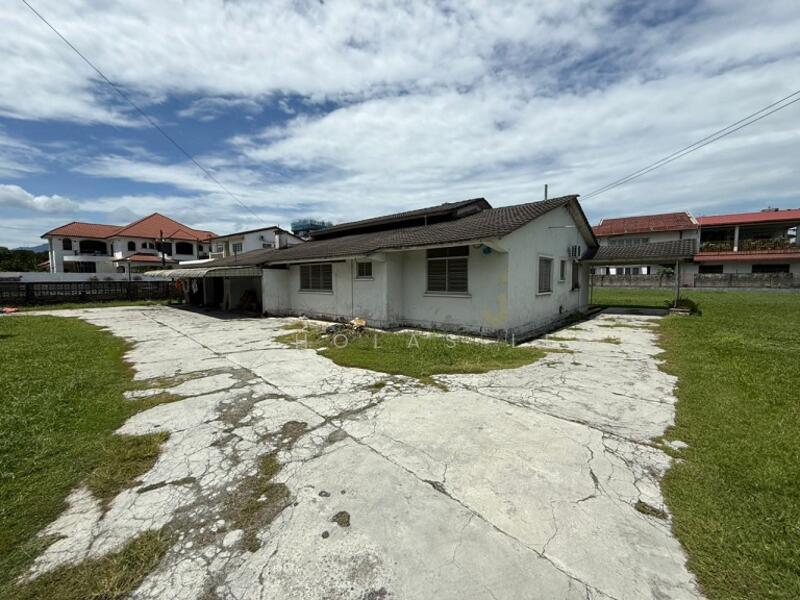 For Rent - Single Storey Bungalow at Greeentown