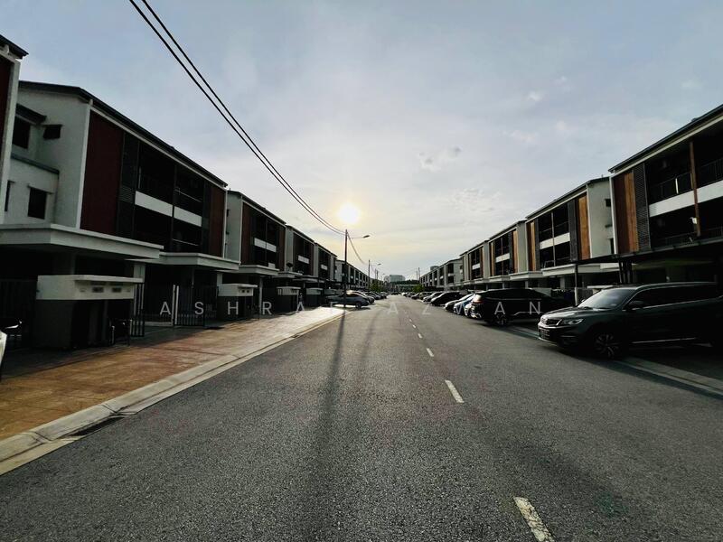 For Sale - 1.5 Storey Storey Townhouse Elegance Taman Putra Perdana Puchong