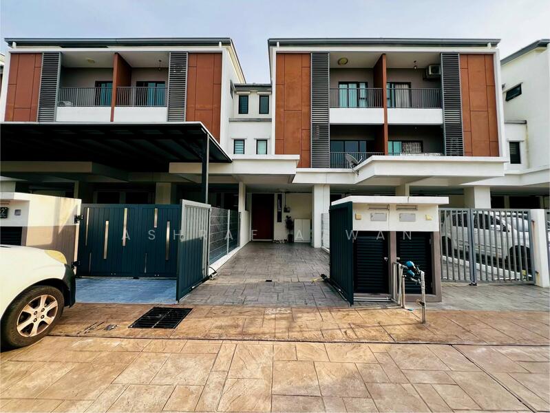 For Sale - 1.5 Storey Storey Townhouse Elegance Taman Putra Perdana Puchong