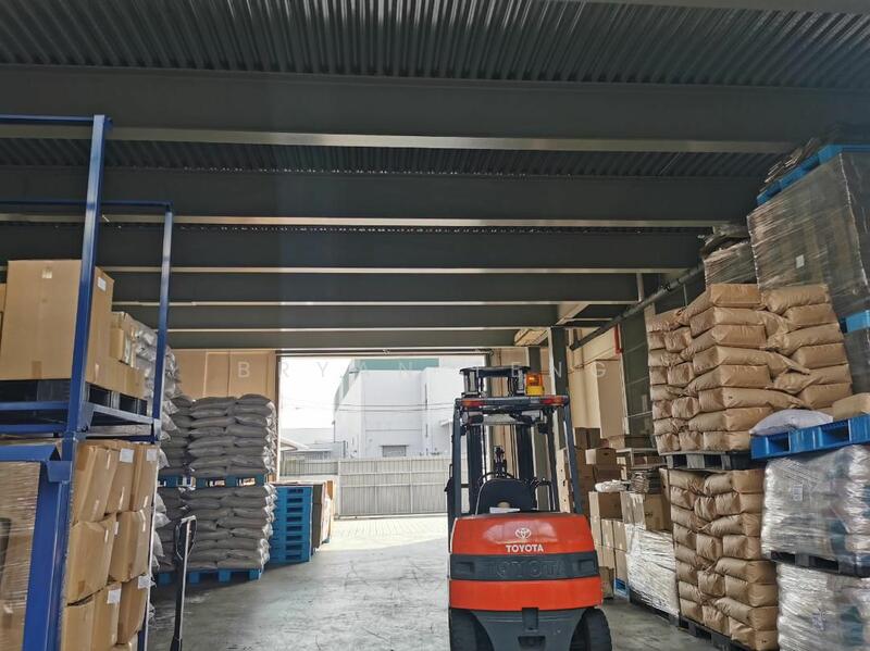 Untuk Disewa - FACTORY SEMI-DECTACHED RENT AT KAWASAN INDUSTRIAL RINGAN JURU GOOD CONDITION CORNER UNIT WORTH RENT