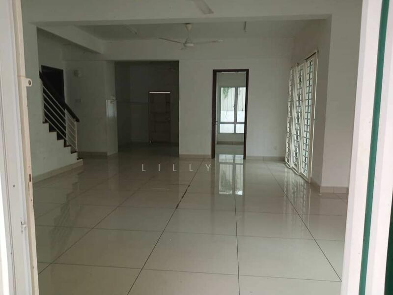 Untuk Disewa - Jelutong - 3 Storey Semi-Detach - off Perak Lane - Can be Commercial Use