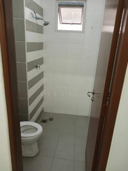 Untuk Disewa - Jelutong - 3 Storey Semi-Detach - off Perak Lane - Can be Commercial Use