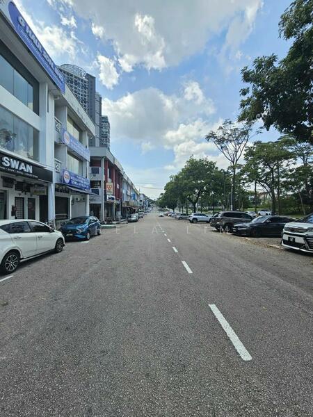 For Rent - Taman Molek, Jalan Molek 3/10 @ 3 Storey Shoplot (Facing Main Road)