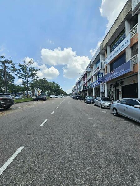 For Rent - Taman Molek, Jalan Molek 3/10 @ 3 Storey Shoplot (Facing Main Road)
