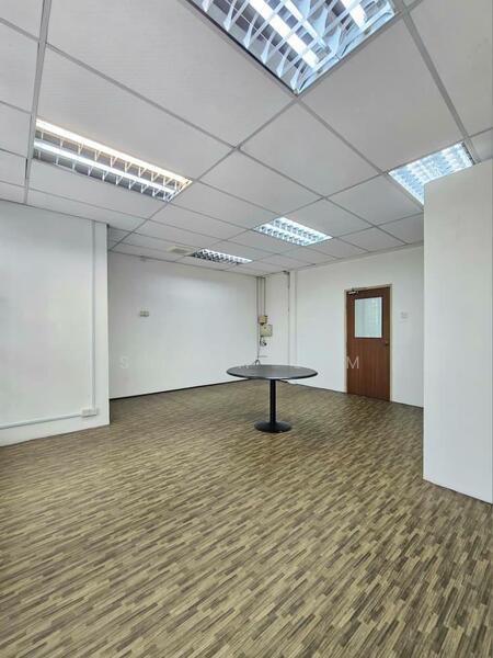 For Rent - Taman Molek, Jalan Molek 3/10 @ 3 Storey Shoplot (Facing Main Road)