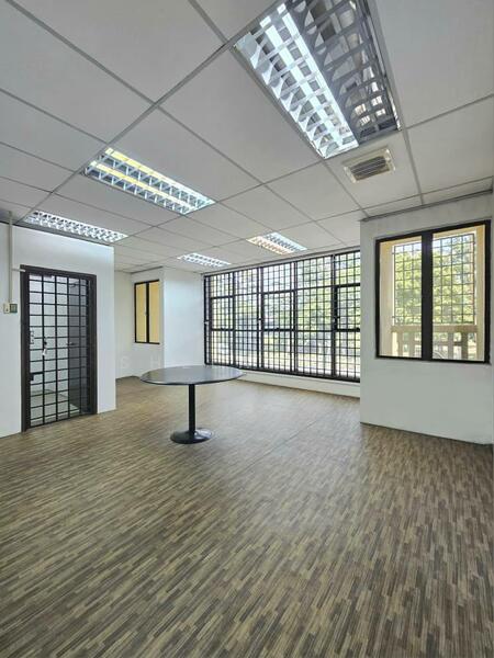 For Rent - Taman Molek, Jalan Molek 3/10 @ 3 Storey Shoplot (Facing Main Road)