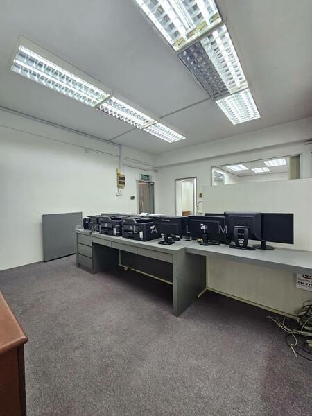 For Rent - Taman Molek, Jalan Molek 3/10 @ 3 Storey Shoplot (Facing Main Road)