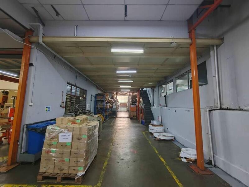 Untuk Dijual - Taman Perindustrian Desa Cemerlang @ Jalan Maju 1.5 Storey Semi D Factory For Sale