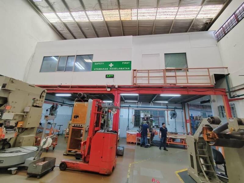 Untuk Dijual - Taman Perindustrian Desa Cemerlang @ Jalan Maju 1.5 Storey Semi D Factory For Sale