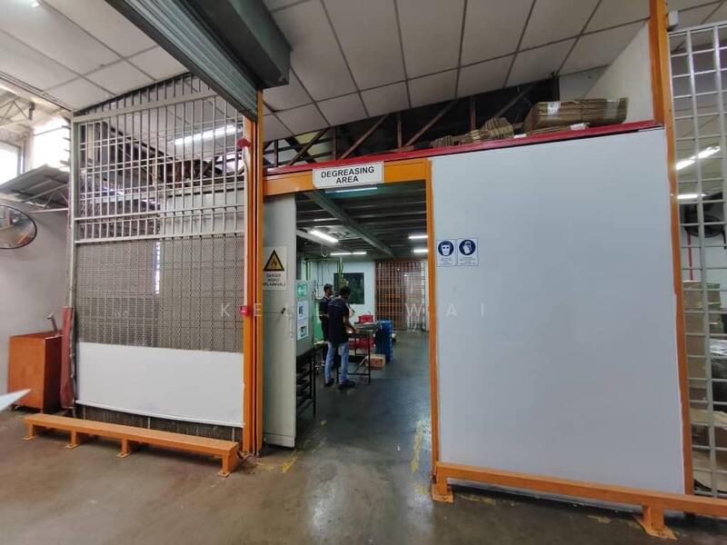 Untuk Dijual - Taman Perindustrian Desa Cemerlang @ Jalan Maju 1.5 Storey Semi D Factory For Sale