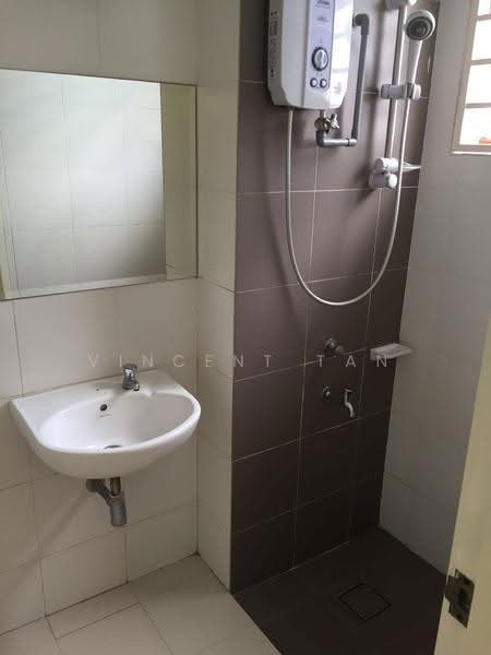 Rumah Teres untuk Dijual di Bandar Putra Permai (Seri Kembangan) - Vincent Tan - Bathroom - PropertyGuru.com.my