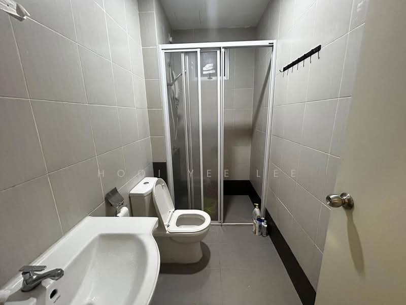 Service Residence for Sale at Meridin Bayvue Serviced Apartment - Hooi Yee Lee - Bathroom - PropertyGuru.com.my