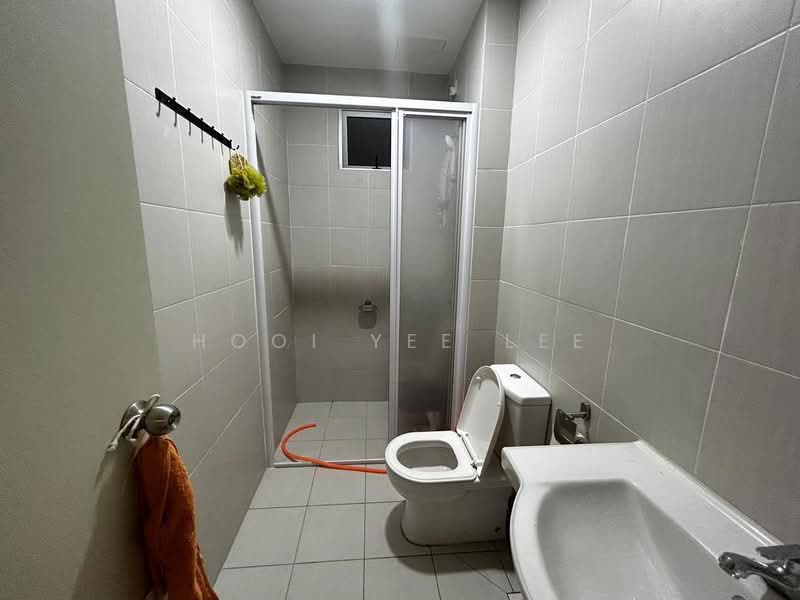Service Residence for Sale at Meridin Bayvue Serviced Apartment - Hooi Yee Lee - Bathroom - PropertyGuru.com.my