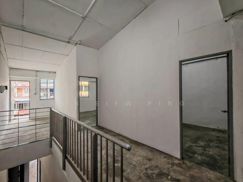 For Rent - First Floor Intermediate Shophouse For Rent Located at 3 mile, Lorong Datuk Tawi Sli