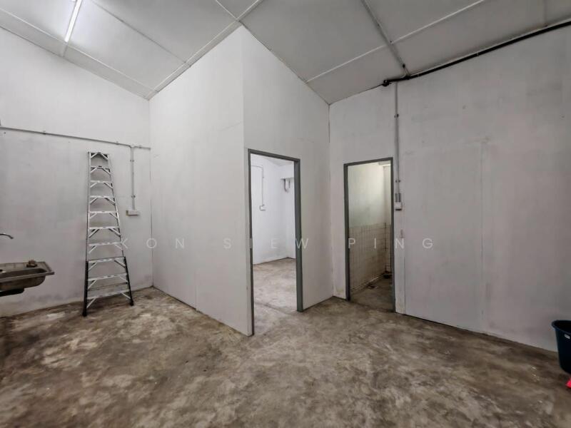 For Rent - First Floor Intermediate Shophouse For Rent Located at 3 mile, Lorong Datuk Tawi Sli