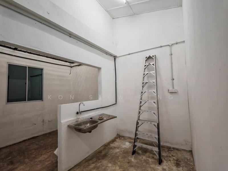 For Rent - First Floor Intermediate Shophouse For Rent Located at 3 mile, Lorong Datuk Tawi Sli