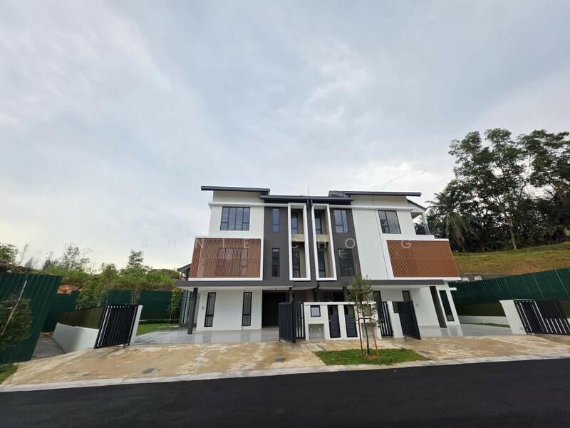 For Sale - 7 ROOM Hilltop Semi-D Villa. 3min to Multimedia University MMU, Cyberjaya, Symphony Hills, Putrajaya