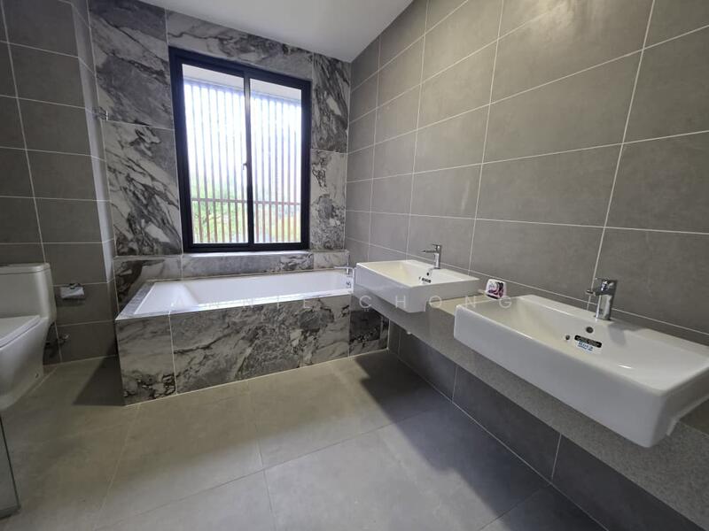 For Sale - 7 ROOM Hilltop Semi-D Villa. 3min to Multimedia University MMU, Cyberjaya, Symphony Hills, Putrajaya