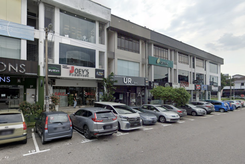 For Sale - Taman Molek 1/9 Freehold 3 Storey Big Size Endlot Shoplot 24x100