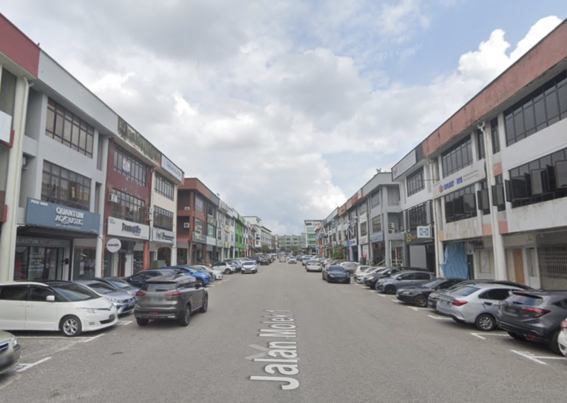 For Sale - Taman Molek 1/9 Freehold 3 Storey Big Size Endlot Shoplot 24x100