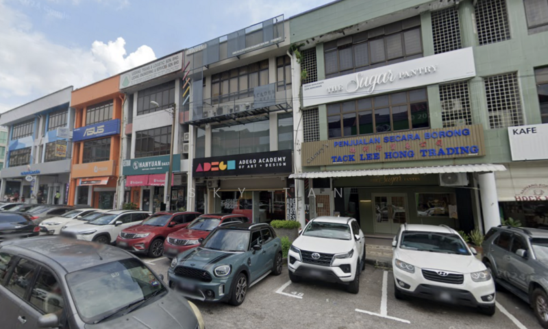 For Sale - Taman Molek 1/9 Freehold 3 Storey Big Size Endlot Shoplot 24x100