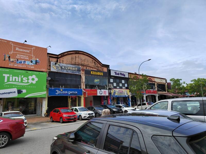 For Rent - Shah Alam Seksyen 7 shop office near masjid , school, restoran Hakim, Pak Li, international school