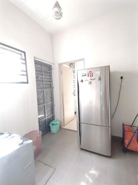 Rumah Teres 2-Tingkat untuk Dijual di Taman Bukit Kempas (Tampoi) - Sharon Ng - Kitchen - PropertyGuru.com.my