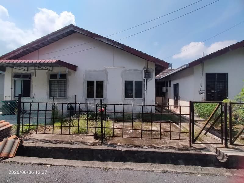 1-storey Terraced House for Sale in Taman D'ambang Kota (Lukut) - Azrul Othman - Exterior - PropertyGuru.com.my