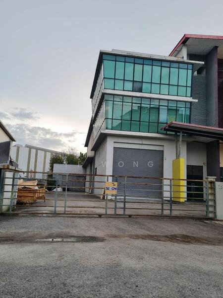 Untuk Dijual - Semi-D factory at Taman Sains Selangor