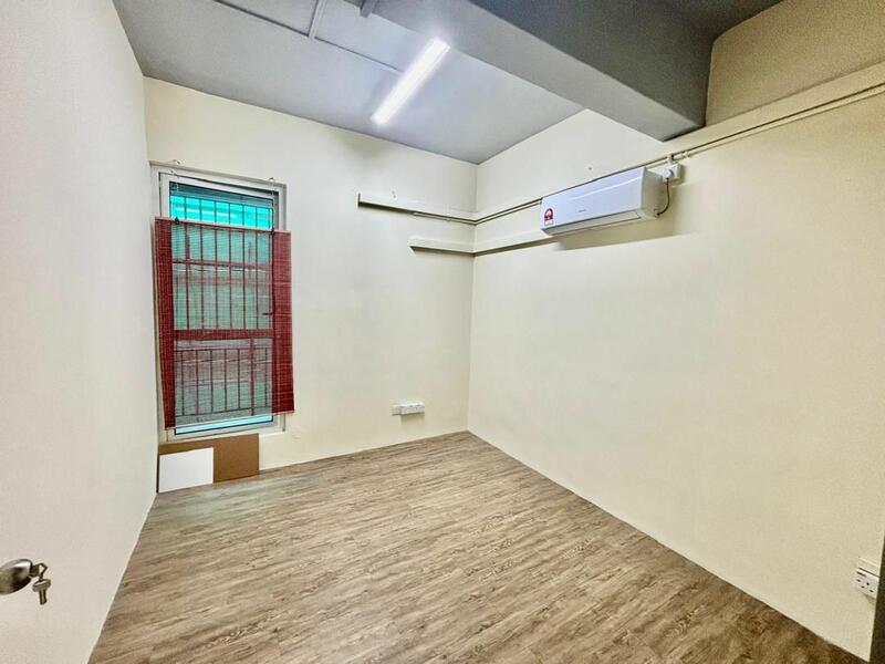 Untuk Dijual - Danga Utama ( ROI：5% ) 3.5 Storey Shoplot