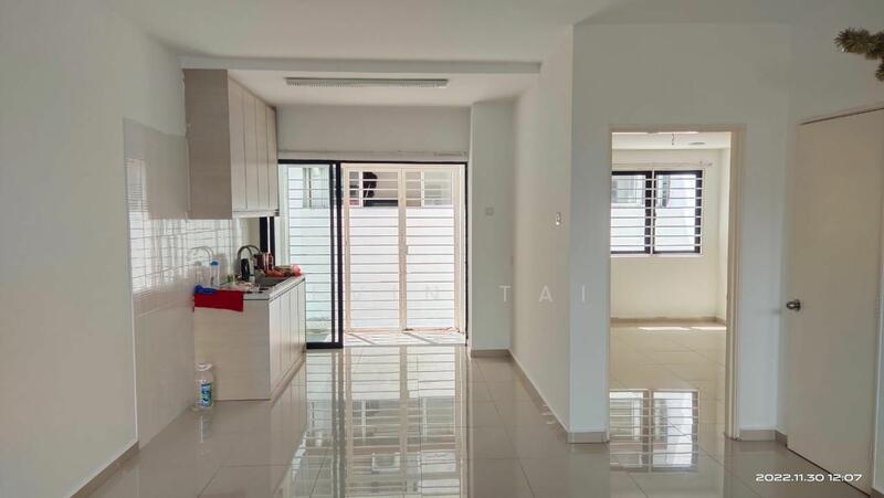 For Rent - 3-storey Terraced House at Lake Fields