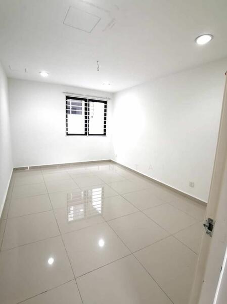 For Rent - 3-storey Terraced House at Lake Fields