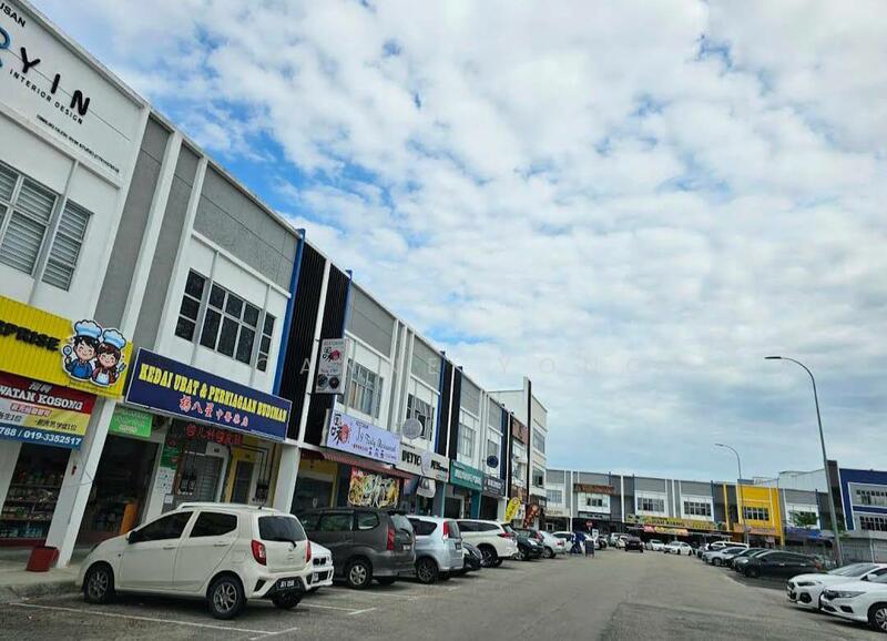 For Sale - 3 Storey Corner Shoplot @ Jalan Kiambang, Indahpura, Kulai Vervocity Johor. Near I-Park