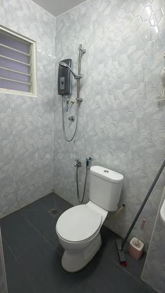 1-storey Terraced House for Rent in Bandar Kinrara Seksyen 3 (Bandar Kinrara) - Tron Wan - Bathroom - PropertyGuru.com.my