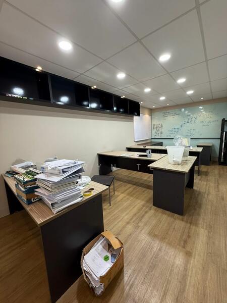 For Rent - TAMAN MOLEK OFFICE ( Fully Furnished & Renovated / Mainroad / 1st Floor )