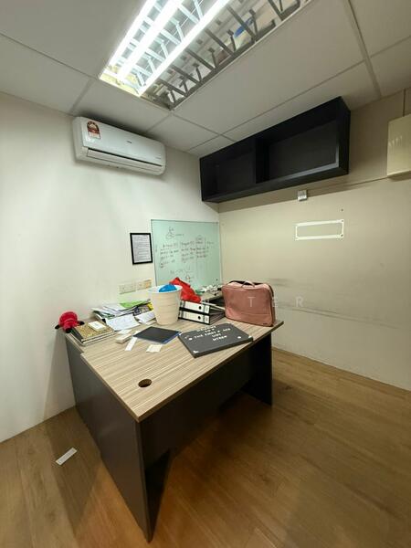 For Rent - TAMAN MOLEK OFFICE ( Fully Furnished & Renovated / Mainroad / 1st Floor )