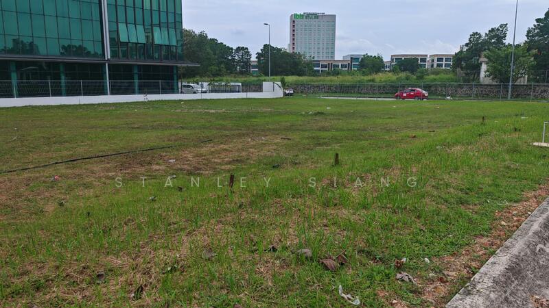 Untuk Disewa - Showroom at SILC with 2 acres Commercial land