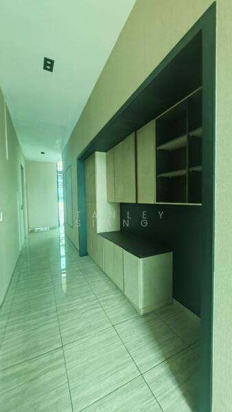 Untuk Disewa - Showroom at SILC with 2 acres Commercial land