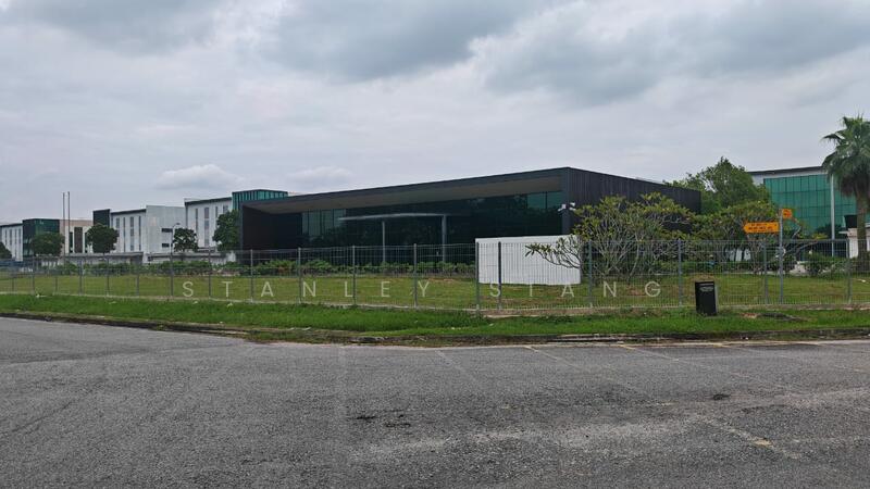 Untuk Disewa - Showroom at SILC with 2 acres Commercial land